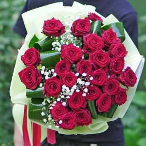 25 scarlet high roses with decoration