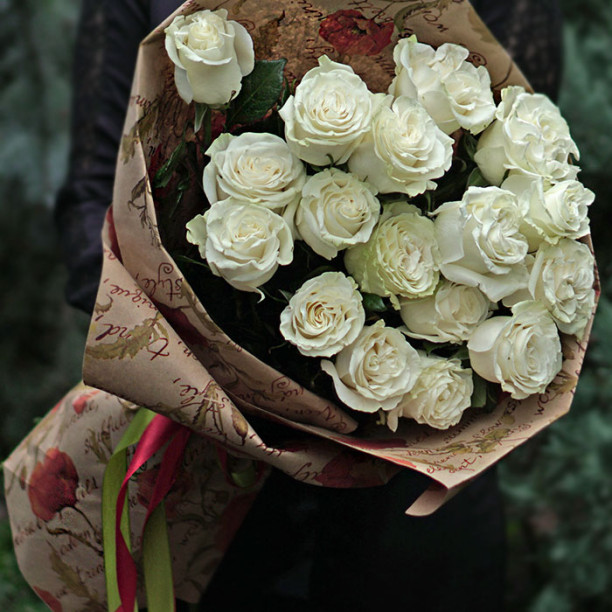 17 white tall roses (Mondial, Ecuador) buy with delivery