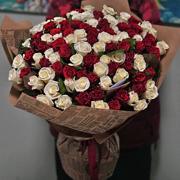 Яркий букет 101 роза Микс 60 см  купить с доставкой