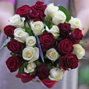 25 роз бордовых и белых в шляпной коробке купить с доставкой