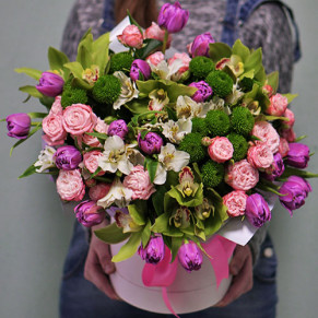 A large spring bouquet in a hat box